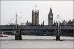 Ein Bahnbild? -

Erst auf den zweiten Blick. Eigentlich hatte ich diese Aufnahme für die Städtefotos vorgesehen, aber das Hauptmotiv ist ja eigentlich eine Bahnbrücke sogar mit Zug. Die Hungerford Bridge am Bahnhof London Charing Cross mit den beidseits flankierenden Fußgänger-Schrägseilbrücken (Golden Jubilee Bridge). Im Hintergrund Big Ben und Palace of Westminster.

Bild wurde abgelehnt, da der Bahnbezug fraglich war (war ja auch die Frage im Titel). Nach der Diskussion freigeschalten.

01.07.2015 (M)