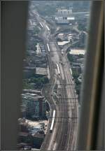 Wie weiße Würmchen -    wirken die Züge der South Eastern auf der Bahnstrecke von Bahnhof London Bridge in Richtung Osten.