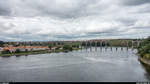 Ein Virgin Trains EC am 20. August 2017 auf der Royal Border Bridge in Berwick-upon-Tweed. Auf diesem Bild ist die Brücke in voller Länge zu sehen.