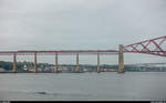 Ein Virgin Trains East Coast HST von London King's Cross nach Aberdeen befährt am 21. August 2017 die Forth Bridge bei South Queensferry.