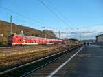 Eine Doppelstock-Garnitur steht auf einem Abstellgleis im Bahnhof Gro�heringen - ...
