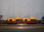 Guterwagen Hier ein 6 achser Niederbordwagen mit 2 Radladern im Zugverband.Aufgenommen am 7.3.2010 auf meiner Anlage
