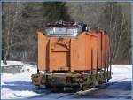 guterwagen Conteiner mit Schrott auf einem R-w der RhB in Untervaz-Trimmis. (01.02.2010)
