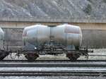 Guterwagen SBB - G�terwagen Typ Ucs 21 85 912 2 217-7 mit liegenden Silos  abgestellt im Bahnhofsareal Reuchenette-Pery am 03.01.2010