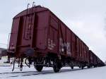 Guterwagen Gbgkks(21541547236-8)ist mit einer Ladung Stahlf�sser am Bhf. Ried i.I. eingetroffen;100130