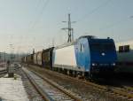 185 522-0 der ITL zieht am 02.02.2012 einen Leerkokszug durch ...
