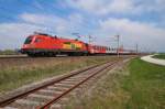 GySEV GySEV 1116 060 mit dem verst�rkten IC 640 bei der Durchfahrt beim Flughafen H�rsching. Aufgenommen am 18. April 2012