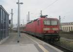 Hier 143 558-5 mit einem Personenzug, bei der Ausfahrt am ...