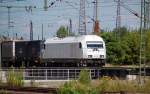 halle-saale 223 141 der e.g.o.o. zieht am 18.07.10 einen kurzen Containerzug aus dem Rbf Halle(S) Richtung Weimar. Fotografiert vom Hbf aus.