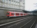 Hier eine S-Bahn nach Hamburg Hbf., bei der Ausfahrt am ...