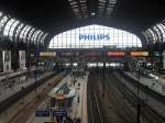 Blick in den Hamburger Hbf.links steht ICE 380 von Berlin-Ostbahnhof ...