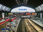Genie�en wir ein bisschen Bahnhofsatmosph�re im Hamburger Hauptbahnhof! Links hinten ...