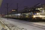 ES64U2-030 mit etwas action, beim verlassen des Hauptbahnhofes von Hannover. ...