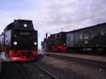 Harzer Schmalspurbahnen Die Mallet 99 5902 begegnet am 28.10.'09, mit ihrem Sonderzug, der auf Abfahrt wartenden 99 7237-3, am Brocken
