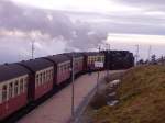 Harzer Schmalspurbahnen Hier f�hrt eine 99er der HSB. gerade mit ihrem Personenzug aus dem Brockenbahnhof aus