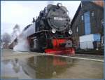 Harzer Schmalspurbahnen 99 7238-1 stellt sich in Wernigerode an die Spitze von Zug 8929 nach Nordhausen. (06.12.2009)