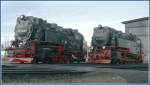 99 7240-7 und 99 7245-6 pausieren vor der Einsatzleitstelle Wernigerode. ...