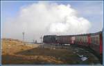 Harzer Schmalspurbahnen Zug 8931 f�hrt in die Station Brocken ein. Der schneidend kalte Wind auf dem Gipfel dr�ckt Dampf und Rauch sofort in Bodenn�he. (07.12.2009)