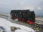 Hier 99 7240-7, beim zur�cksetzen am 5.4.2010 auf dem Brocken ...