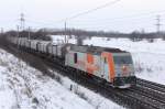 285 001-4 der hvle mit einem G�terzug in Richtung Magdeburg. ...