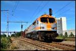 V330.2 von-hvle-dr�ckt eine leere Wagengruppe in den Bhf Stralsund- R�gendamm. ...