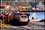 havellandische-eisenbahn-ag-hvle V330.3 im S�dhafen Stralsund. Im Hintergrund ein Teil des Natineums auf dem D�nholm. am 15.03.10