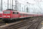 Die 111 105-3 zieht einen Verst�rker durch Frankfurt a.m. HBF ...
