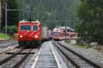 W�hrend zwei Komet-Triebz�ge weiter fahren in die Richtung von Zermatt, ...