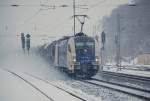 HGK Hafen - Und Guterverkehr Koln Die zur Zeit f�r die HGK fahrende ES 64 U2-024 am 31.01.2010 bei straken Schneefall in Kreiensen, mit einem Kesselwagenzug