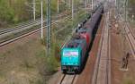 185 575 der HGK und eine Schwestermaschine ziehen am 25.04.10 ...