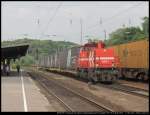HGK DE 91 passiert mit einem Containerzug TX Logistik 185 ...