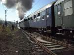 Historische Ein blauer Oldtimer Personenwagen h�ngt am Sonderzug mit dran in Linz am Rhein am 24.4.10