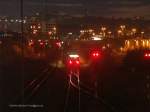 hof Ohne Stativ, aber aufgelegt auf das Gel�nder vom Luftsteg fotografiert: Es verl�sst ein 628 den Hbf Hof am Abend des 3.11.2009 und zeigt uns mit den Signalen um die Wette sein rotes Schlusslicht. Sinnbild f�r den zu Ende gehenden Nahverkehr im Dieselnetz Oberfranken, denn ab 2011 f�hrt hier 'der graue Star' - Agilis.....