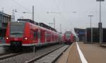 homburg-saar Homburg(Saar) Hbf, am 1.1.10:
Der allt�gliche 'Quitschie-Verkehr' nimmt auch am ersten Tag des neuen Jahres kein End. W�hrend rechts eine RB mit 'Generation zu Kunft' aus Trier eingefahren ist und hier endet, wartet die S1 'Mannheim' der Rhein Neckar S-Bahn, auf deren langen, bevorstehenden R�ckfahrt nach Osterburken.