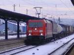 185-244 am 27.01.10 gegen 15:45 mit einem Containerzug auf Gleis ...