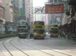 2 Busse und eine Straenbahn am 9.3.2008 nebeneinander in Wanchai