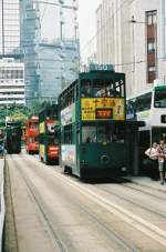 Stau! Die Fahrt mit einer Straenbahn in Hongkong ist ein Erlebnis. Kostet knapp 0,3 EUR, man kann eine schne Stadtrundfahrt machen und (theoretisch) von einem Endbahnhof zum anderen fahren. Bezahlt wird erst beim Verlassen der Tram (Ende 06/02).