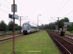 Ein IC 4 rauscht durch die Landstation Taulov mit ihrem ...