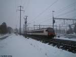 IC Steuerwagen Bt 50 85 28-94 905-2 am 29.1.2010 bei der UA Oberwinterthur. Bei diesem Bt handelt es sich um den ersten IC-Steuerwagen, der im Zuge der EW4-Modernisierung den neuen Anstrich erhielt. Man erkennt ihn, an der schwarz-weiss Farbgrenze, die sich weiter oben, direkt unter der Fensterkante befindet. Die anderen weissen Bt's haben die Farbgrenze weiter unten, damit der �bergang zu den EW4-Wagen passt.