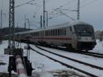 IC-Zuge und IC-Wagen IC 2212 Koblenz-Binz passiert,bei der Einfahrt in den Bahnhof Lietzow,am 24.Februar 2010,den Bahn�bergang Spitzer Ort.