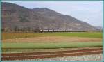 IC2000 IC 570 f�hrt vor der Kulisse des Pizalun Richtung Landquart. (22.11.2009)