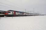 Der IC 720 l�sst am 13.2.10 Romont hinter sich. Im ...