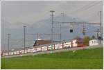Vor dem Vilan erscheint bei Masans auf dem dreigleisigen Bahndamm ...