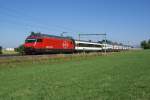 IC2000 Re 460 093-8 zieht am 8.7.10 einen IC St. Gallen - Genf. Vor dem AD war noch ein A EW IV eingereiht. Das Bild entstand bei Algetshausen-Henau