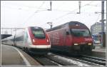 icn ICN, Re 460 008-6 und die Schnauze eines ETR 470 am HB Z�rich. (16.02.2010)