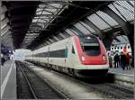 Ohne L�cheln f�hrt eine ICN Einheit am 27.12.09 in den ...