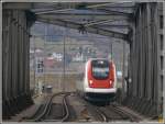 ICN 573 windet sich �ber die Linthkanalbr�cke bei Ziegelbr�cke. (03.03.2010) ...