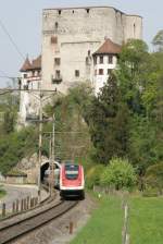 icn Ein ICN auf dem Weg von Basel nach Genf vor der Burg Angenstein bei Laufen; 25.04.2010