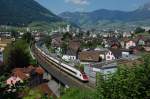 Ein ICN legt sich am 26.06.2010 in Brunnen in die ...