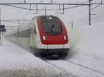 ICN bei Durchfahrt im tief verschneiten Bahnhof Airolo, 07.02.2010.  ...